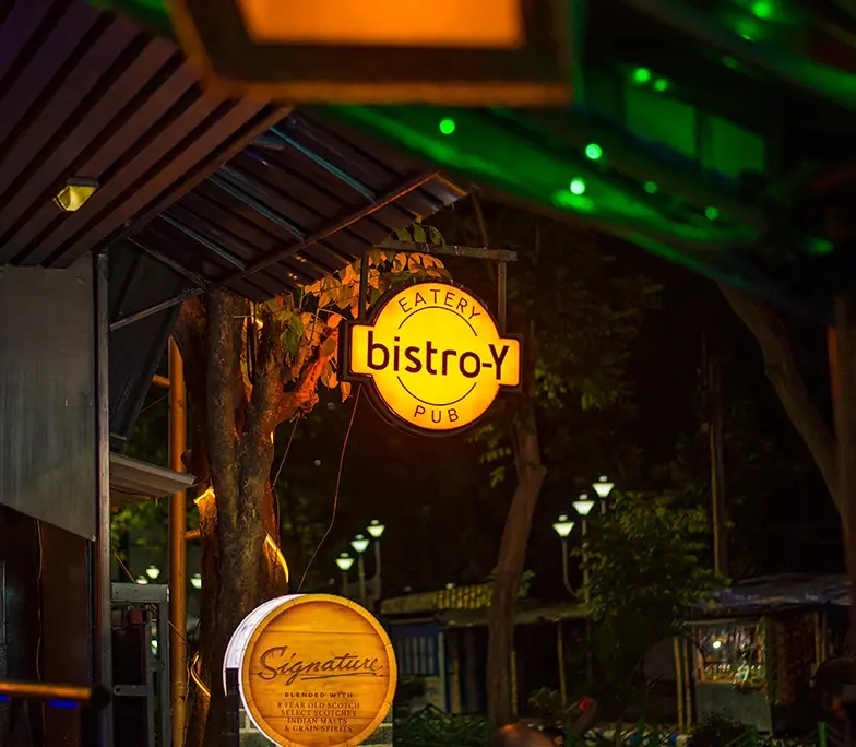 hands-of-cheif-cook-cooking-and-putting-filling-PESKNNF-784x6844